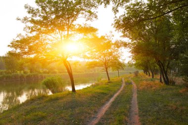Kırsal manzara gün batımında