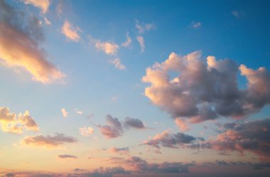 gün batımında bulutlar