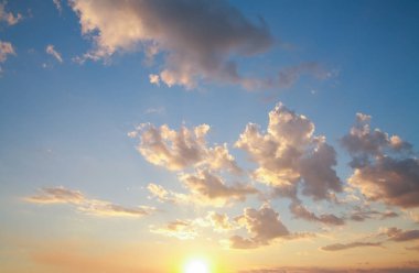 gün batımında bulutlar