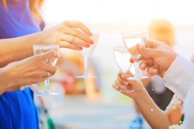 Bir kadeh şampanya.