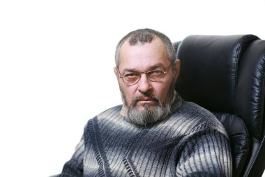 Bir sandalyede bir sakallı bir adam