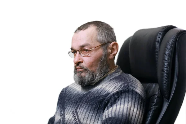 Un hombre con barba en una silla —  Fotos de Stock