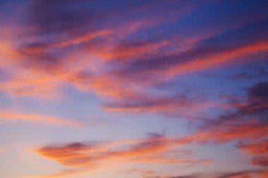 gün batımında bulutlar