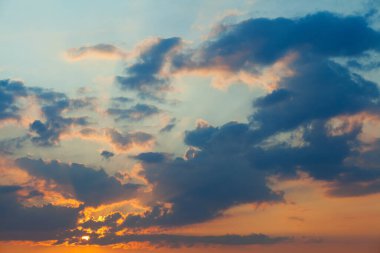 gün batımında bulutlar