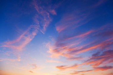 gün batımında bulutlar