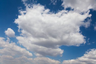 Bulutlu mavi gökyüzü