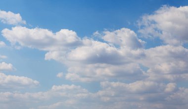 Bulutlu mavi gökyüzü