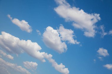 Bulutlu mavi gökyüzü