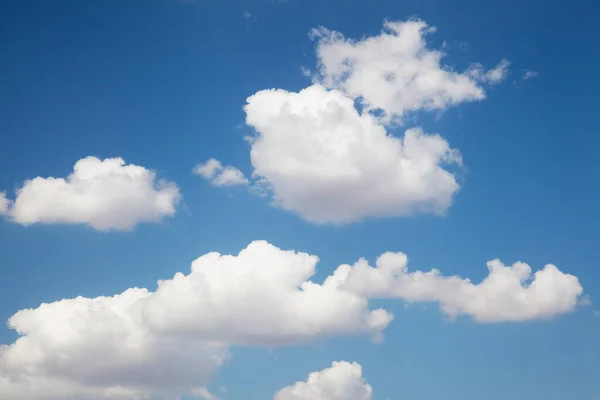 Cielo azul con nubes — Foto de Stock