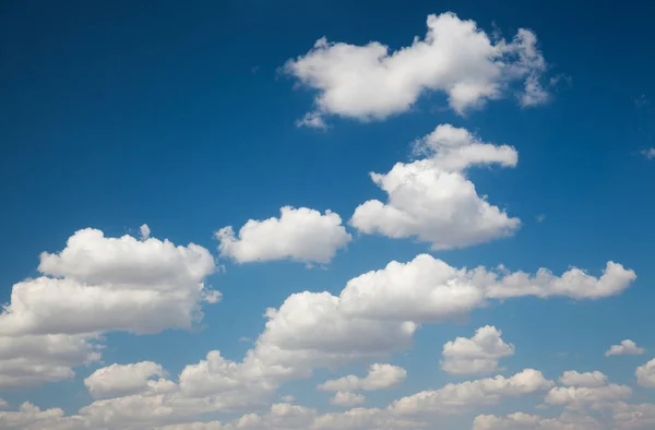 Cielo azul con nubes — Foto de Stock