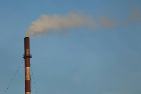 Humo contra el cielo — Foto de Stock