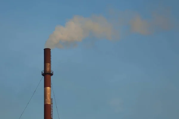 Humo contra el cielo — Foto de Stock