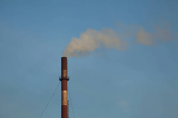 Smokestack against the sky — Stock Photo, Image