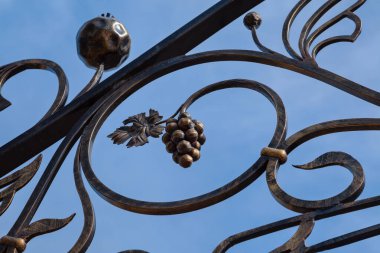 Gökyüzüne karşı dövülmüş çit