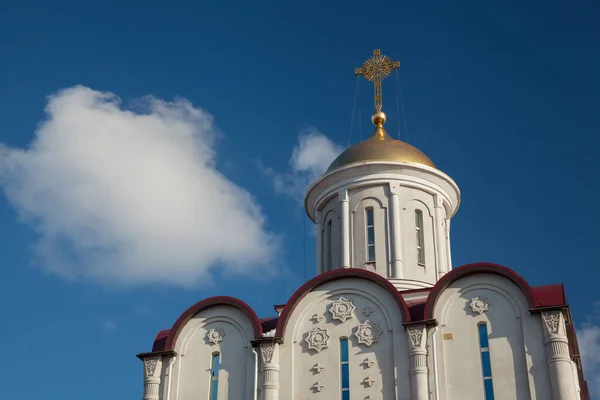 Chiesa Ortodossa Uno Sfondo Cielo Blu Con Nuvole — Foto Stock