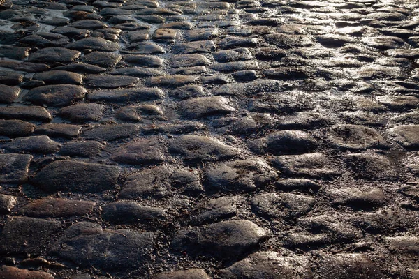 Πέτρινος Δρόμος Μετά Βροχή Στο Ηλιοβασίλεμα — Φωτογραφία Αρχείου