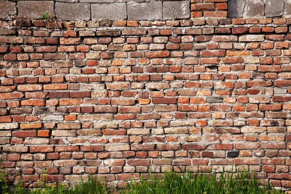 Die Marode Alte Backsteinmauer Aus Rotem Backstein — Stockfoto