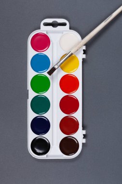 Gri arkaplanda suluboya boya paleti