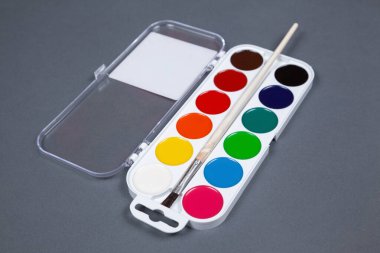 Gri arkaplanda suluboya boya paleti