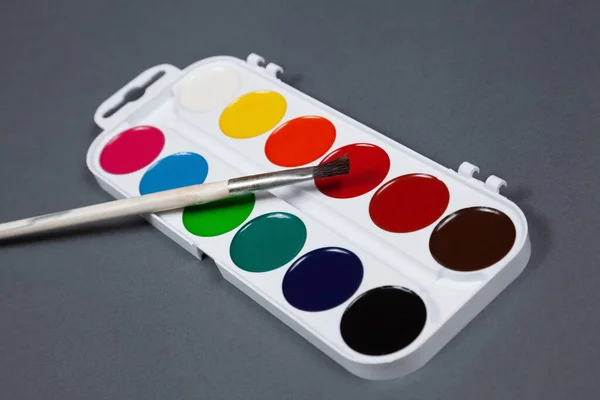 Gri arkaplanda suluboya boya paleti