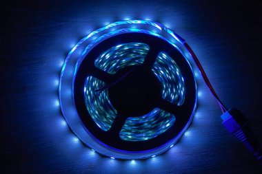 Tahta bir masada LED şerit, yakın plan.