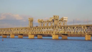 Günbatımında Dnepropetrovsk 'taki Dinyeper Nehri' nden geçen Amur (Eski) demiryolu köprüsü, Ukrayna