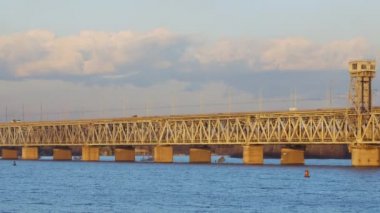 Günbatımında Dnepropetrovsk 'taki Dinyeper Nehri' nden geçen Amur (Eski) demiryolu köprüsü, Ukrayna