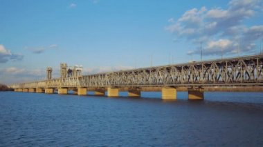 Günbatımında Dnepropetrovsk 'taki Dinyeper Nehri' nden geçen Amur (Eski) demiryolu köprüsü, Ukrayna