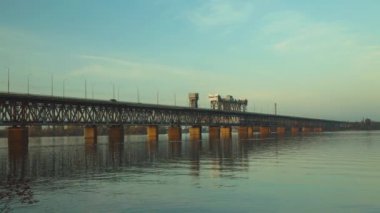  Günbatımında Dnepropetrovsk 'taki Dinyeper Nehri' nden geçen Amur (Eski) demiryolu köprüsü, Ukrayna