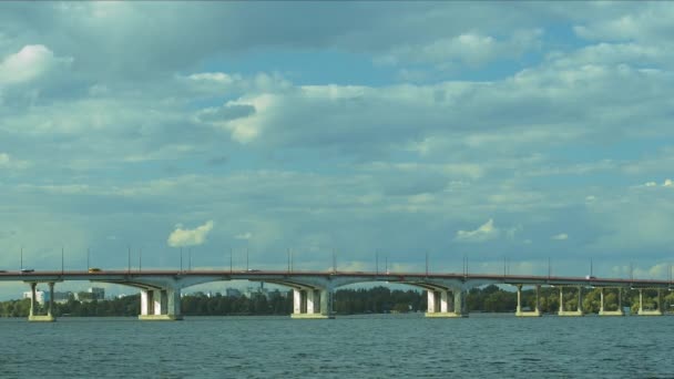 Automobile Brücke über den Fluss — Stockvideo
