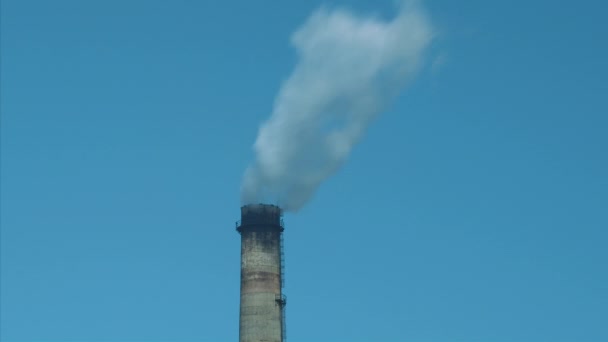 Rookfabriekschoorstenen Stad Tegen Lucht — Stockvideo