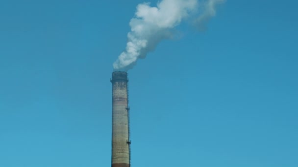 Rökning Fabrik Skorstenar Staden Mot Himlen — Stockvideo