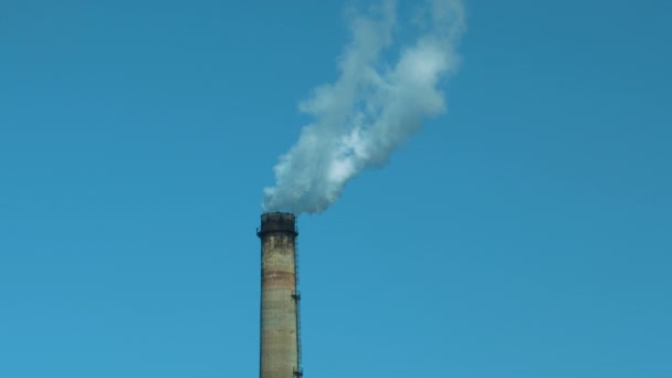 Курящие Фабрики Дымоходов Городе Против Неба — стоковое видео