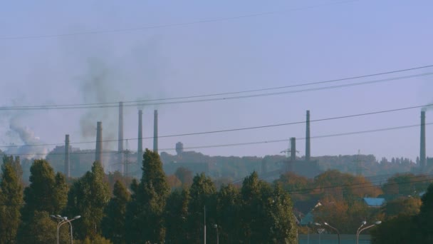 Palenie Fabryka Komin Przed Błękitnym Niebem — Wideo stockowe