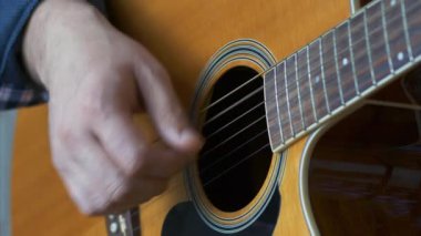 Akustik gitar çalıyor, yakın plan.
