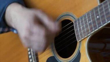 Akustik gitar çalıyor, yakın plan.