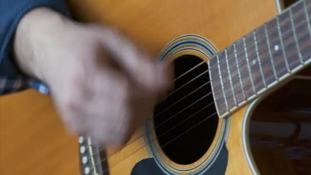 Tocando Uma Guitarra Acústica Close — Vídeo de Stock