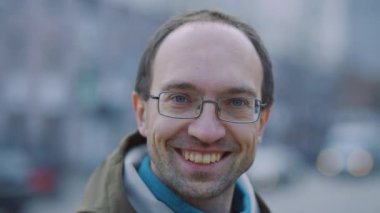 Sokakta kameraya bakan gerçek bir adam.