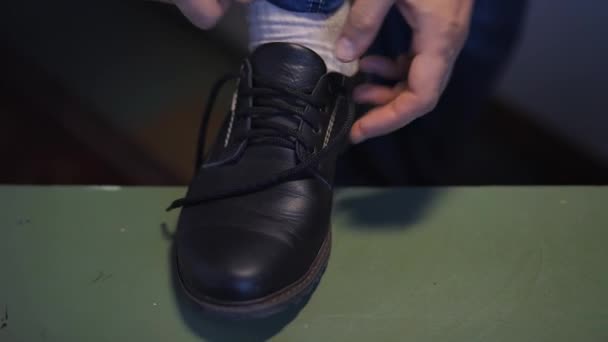 Homem Rendas Até Sapatos Couro Preto Close — Vídeo de Stock