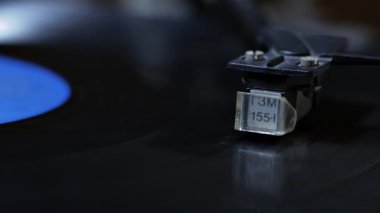 Turntable, vinil disklerin kayıt oynatıcısı yakın plan