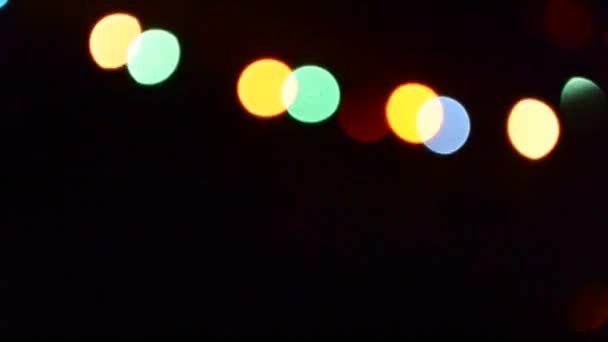 抽象的なぼけボケ点滅ガーランド ライトにきらめく休日背景 — ストック動画