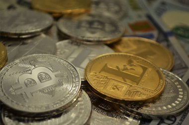 Banknotların üzerinde sembolik para Litecoin. Bitcoin ve Litecoin ve bir dolarlık banknot fiziksel sürümü. Bir dolar için Exchange bitcoin. Dünya çapında cryptocurrency ve dijital ödeme sistemi için kavramsal görüntü.
