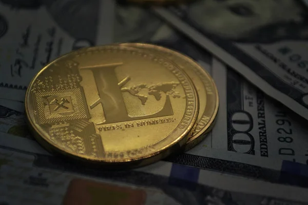 Goldene Litecoin Auf Uns Dollar Kryptowährung Neues Virtuelles Geld Dollar — Stockfoto