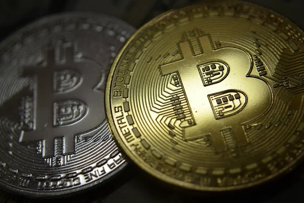 Χρυσό Και Ασημένιο Bitcoin Coins Crypto Νόμισμα Bitcoins Μακροεντολή Πυροβολισμό — Φωτογραφία Αρχείου