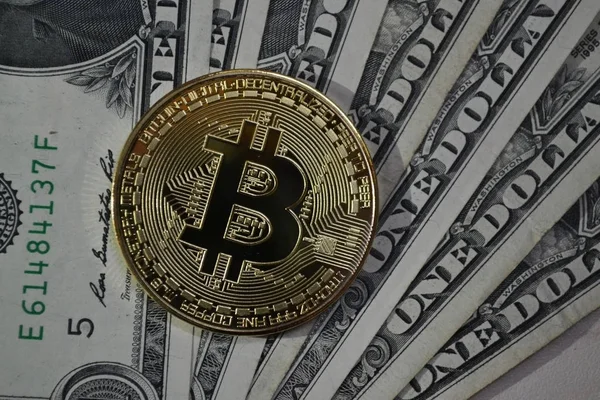 Versão Física Bitcoin Nova Moeda Virtual Notas Dólar Troca Bitcoin — Fotografia de Stock