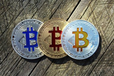 Bitcoin üst üste bir ahşap zemin üzerine.