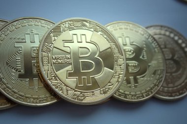 Bitcoin. Cryptocurrency ticaret kavramı. Dünya çapında cryptocurrency ve dijital ödeme sistemi için kavramsal görüntü.