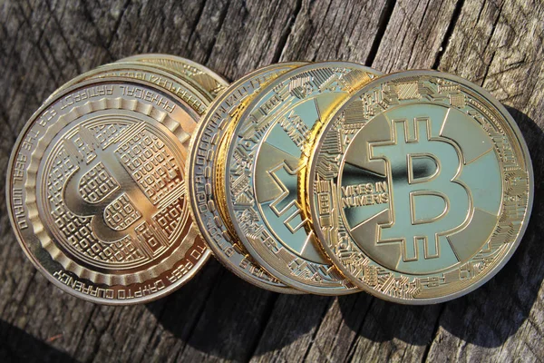 Μια Wood Cryptocurrency Bitcoins Επιχειρήσεων Και Εμπορίας Έννοια Στενή Shot — Φωτογραφία Αρχείου