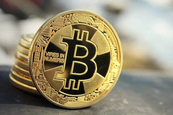 Bitcoins Bitcoins Ouro Físico Criptomoeda Mineração Negociação Concept Conceptual Imagem — Fotografia de Stock