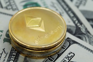 Ethereum Cryptocurrency.Photo Ethereum illüstrasyon sikke üzerinde dolar para arka plan blockchain ve siber para birimi göstermek için.